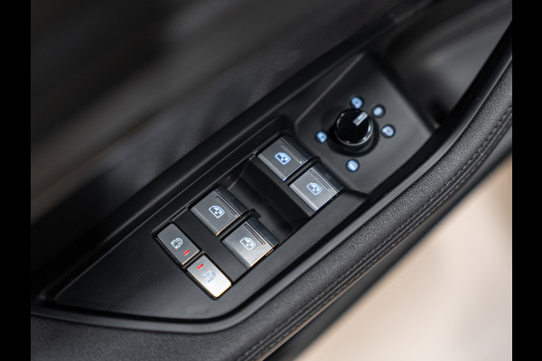 Audi e-tron E-tron 50 Quattro Launch edition plus 71 kWh, Pano, Apple Carplay, 22" Velgen, Black Optik, ACC, Memory, PDC, Leder