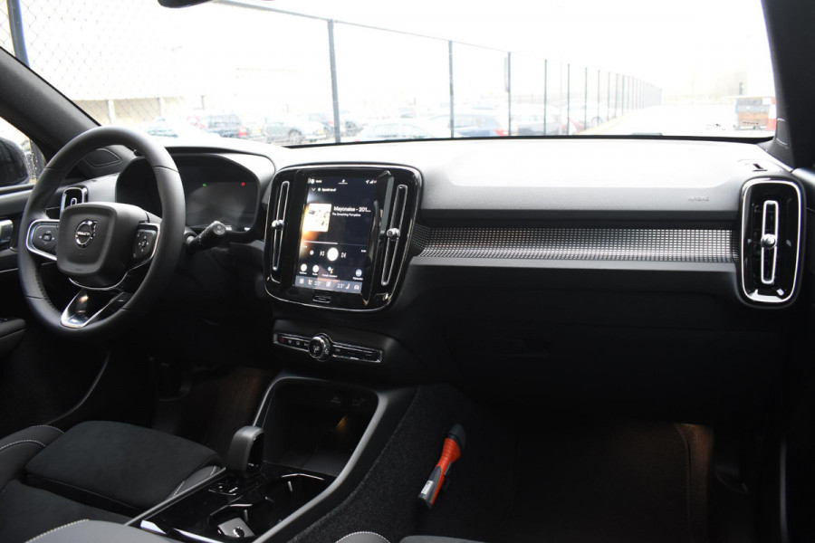 Volvo EX40 Single Motor Extended Range Plus 82 kWh / Panoramadak / Harman Kardon / 360 camera / Microtech/Nubuck / 20'' 5-Spaaks Black Diamond Cut