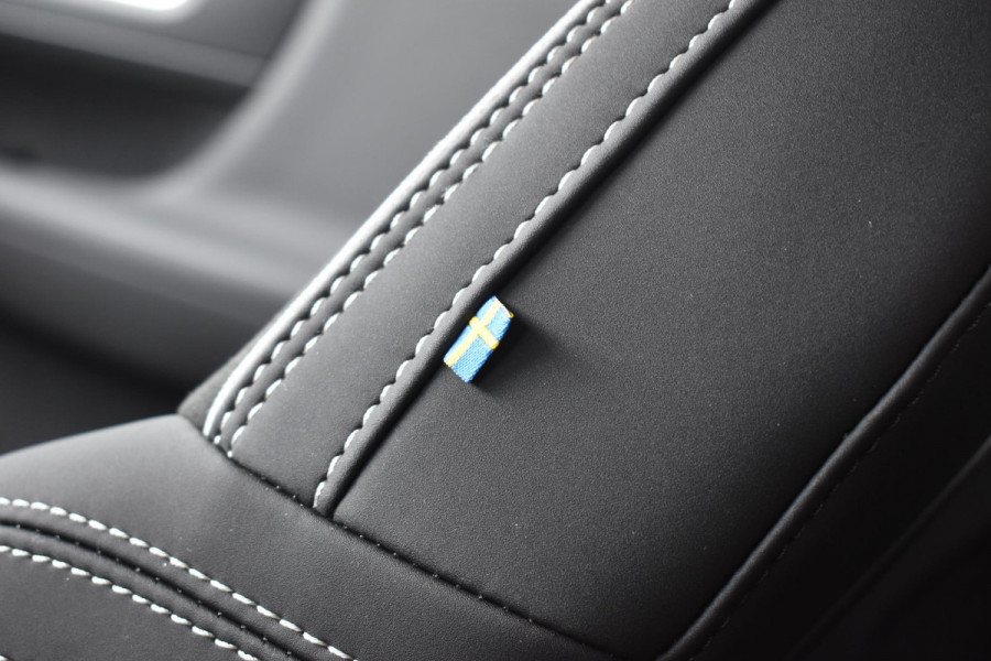 Volvo EX40 Single Motor Extended Range Plus 82 kWh / Panoramadak / Harman Kardon / 360 camera / Microtech/Nubuck / 20'' 5-Spaaks Black Diamond Cut