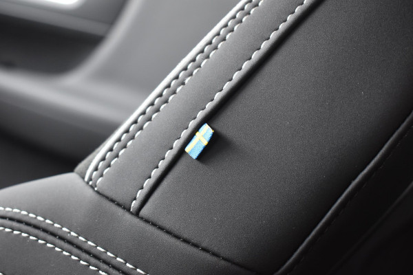 Volvo EX40 Single Motor Extended Range Plus 82 kWh / Panoramadak / Harman Kardon / 360 camera / Microtech/Nubuck / 20'' 5-Spaaks Black Diamond Cut
