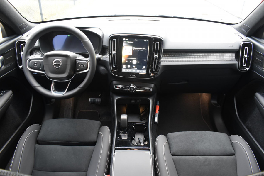 Volvo EX40 Single Motor Extended Range Plus 82 kWh / Panoramadak / Harman Kardon / 360 camera / Microtech/Nubuck / 20'' 5-Spaaks Black Diamond Cut