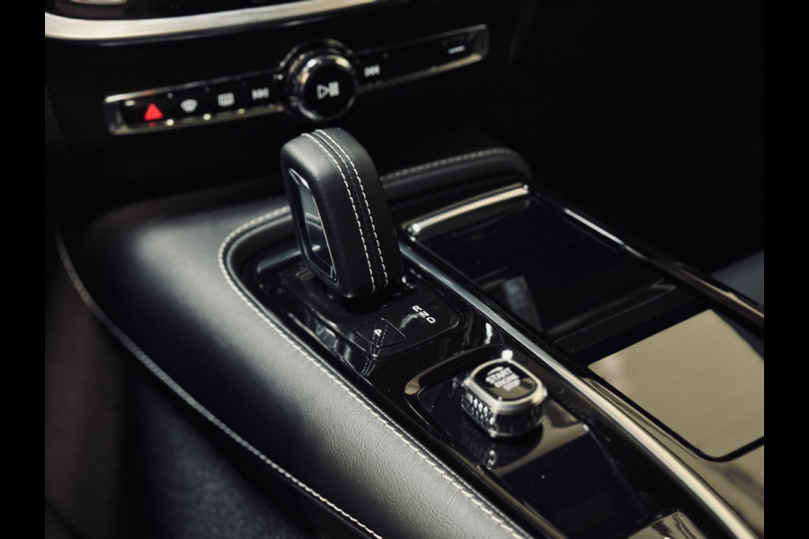 Volvo V60 T6 PHEV AWD Ultimate Dark | Panorama | Trekhaak | PilotAss.