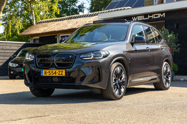 BMW iX3 High Executive 80 kWh Soh 99% I M Pakket I Panoramadak I Trekhaak I Harman Kardon I Adaptive Cruise I 360 Camera I Android