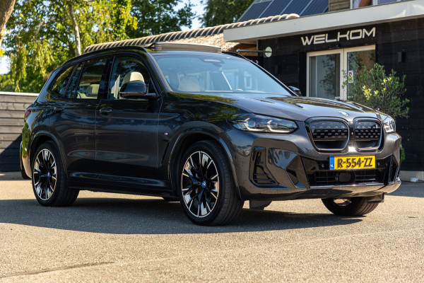 BMW iX3 High Executive 80 kWh Soh 99% I M Pakket I Panoramadak I Trekhaak I Harman Kardon I Adaptive Cruise I 360 Camera I Android