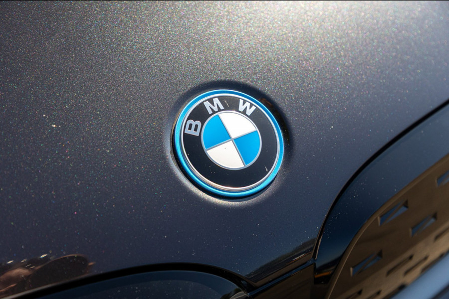 BMW iX3 High Executive 80 kWh Soh 99% I M Pakket I Panoramadak I Trekhaak I Harman Kardon I Adaptive Cruise I 360 Camera I Android