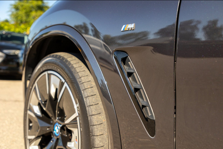 BMW iX3 High Executive 80 kWh Soh 99% I M Pakket I Panoramadak I Trekhaak I Harman Kardon I Adaptive Cruise I 360 Camera I Android