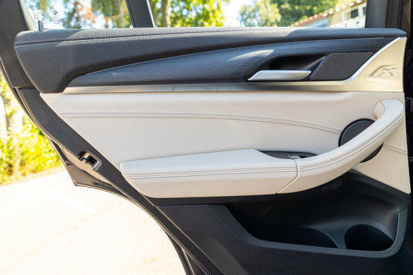 BMW iX3 High Executive 80 kWh Soh 99% I M Pakket I Panoramadak I Trekhaak I Harman Kardon I Adaptive Cruise I 360 Camera I Android