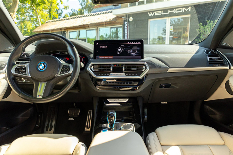 BMW iX3 High Executive 80 kWh Soh 99% I M Pakket I Panoramadak I Trekhaak I Harman Kardon I Adaptive Cruise I 360 Camera I Android