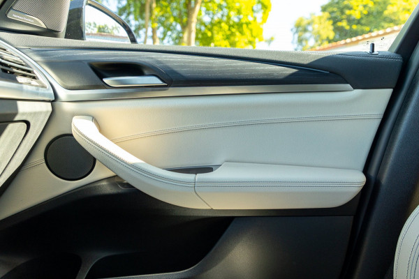 BMW iX3 High Executive 80 kWh Soh 99% I M Pakket I Panoramadak I Trekhaak I Harman Kardon I Adaptive Cruise I 360 Camera I Android