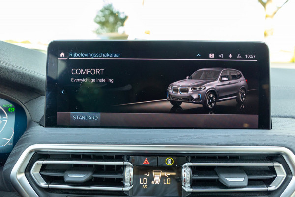 BMW iX3 High Executive 80 kWh Soh 99% I M Pakket I Panoramadak I Trekhaak I Harman Kardon I Adaptive Cruise I 360 Camera I Android