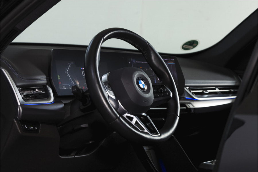 BMW X1 sDrive18i 136 PK | M-Sport | Afn. Trekhaak | Dig. Cockpit | Cruise | PDC | Camera | NAV + App. Connect | ECC | Elek. Klep | LM 18" |
