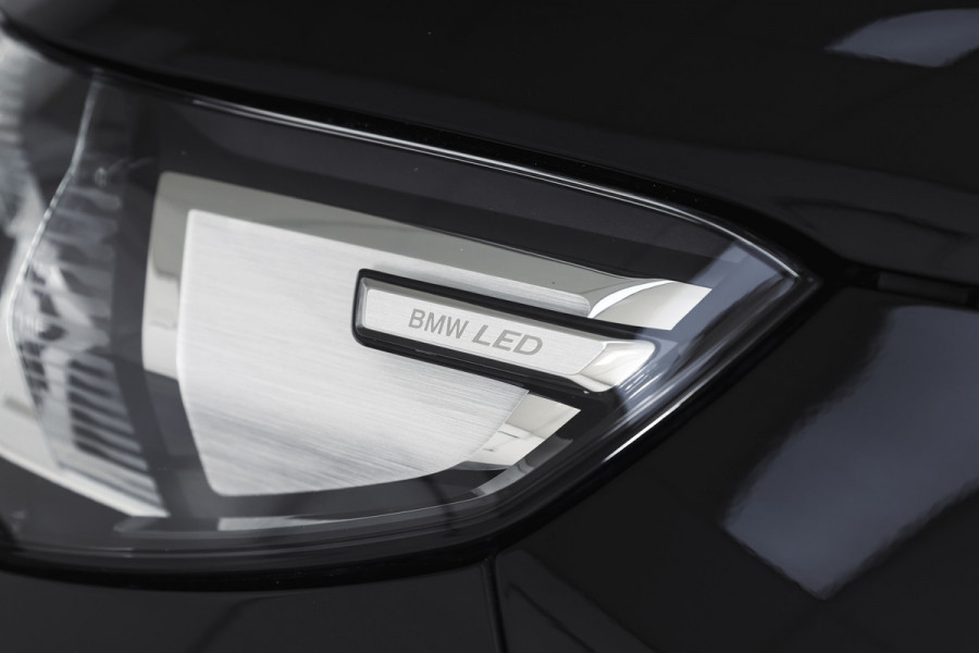 BMW X1 sDrive18i 136 PK | M-Sport | Afn. Trekhaak | Dig. Cockpit | Cruise | PDC | Camera | NAV + App. Connect | ECC | Elek. Klep | LM 18" |