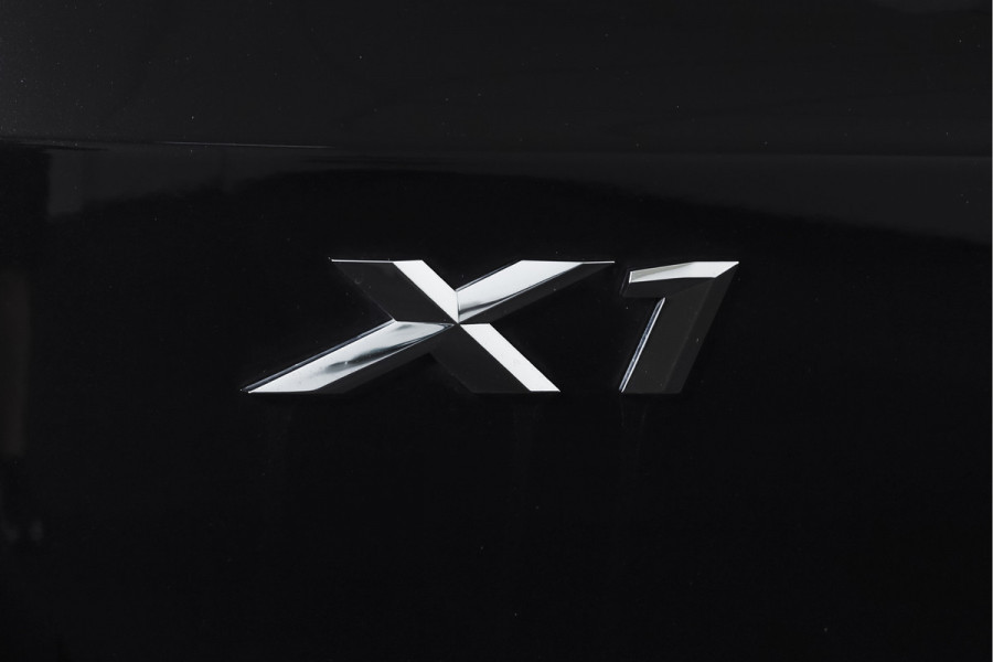 BMW X1 sDrive18i 136 PK | M-Sport | Afn. Trekhaak | Dig. Cockpit | Cruise | PDC | Camera | NAV + App. Connect | ECC | Elek. Klep | LM 18" |