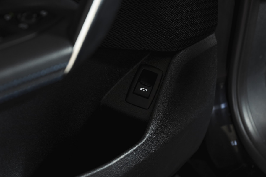 BMW X1 sDrive18i 136 PK | M-Sport | Afn. Trekhaak | Dig. Cockpit | Cruise | PDC | Camera | NAV + App. Connect | ECC | Elek. Klep | LM 18" |