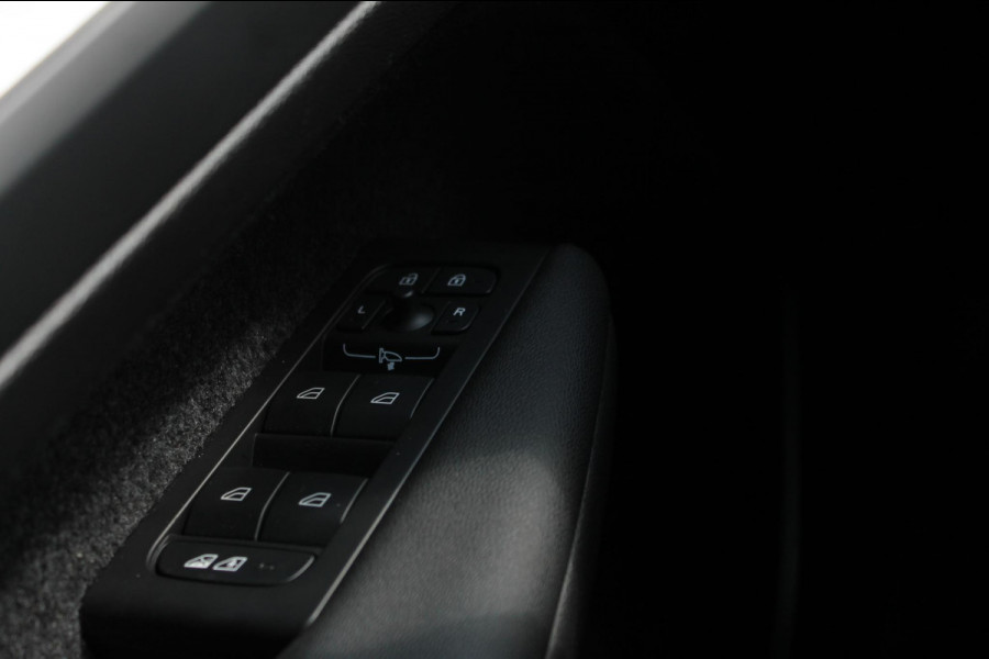 Volvo XC40 2.0 177PK Automaat Plus Black Edition Google infotainment / 20" lichtmetalen velgen / Getinte ramen vanaf de B-stijl / Verwarmbare zitplaatsen voor / Harman Kardon Audio installatie