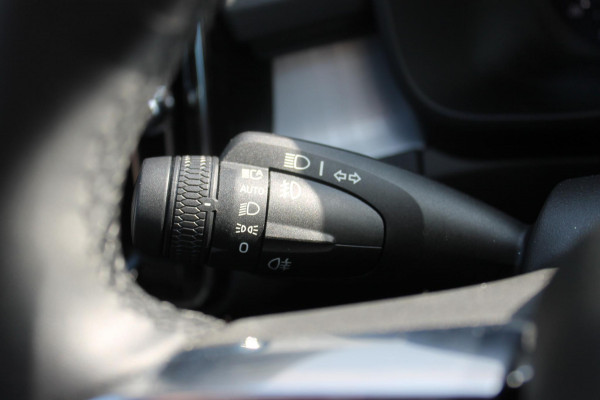 Volvo XC40 2.0 177PK Automaat Plus Black Edition Google infotainment / 20" lichtmetalen velgen / Getinte ramen vanaf de B-stijl / Verwarmbare zitplaatsen voor / Harman Kardon Audio installatie