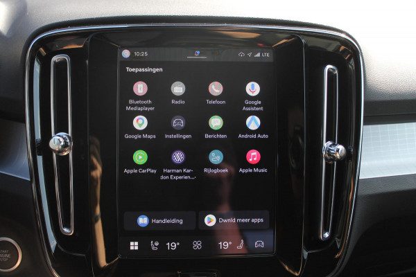 Volvo XC40 2.0 177PK Automaat Plus Black Edition Google infotainment / 20" lichtmetalen velgen / Getinte ramen vanaf de B-stijl / Verwarmbare zitplaatsen voor / Harman Kardon Audio installatie