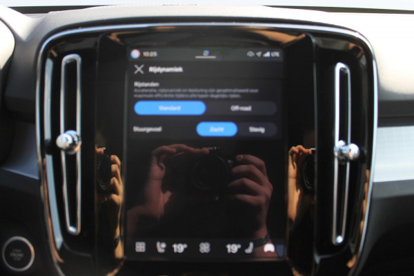 Volvo XC40 2.0 177PK Automaat Plus Black Edition Google infotainment / 20" lichtmetalen velgen / Getinte ramen vanaf de B-stijl / Verwarmbare zitplaatsen voor / Harman Kardon Audio installatie