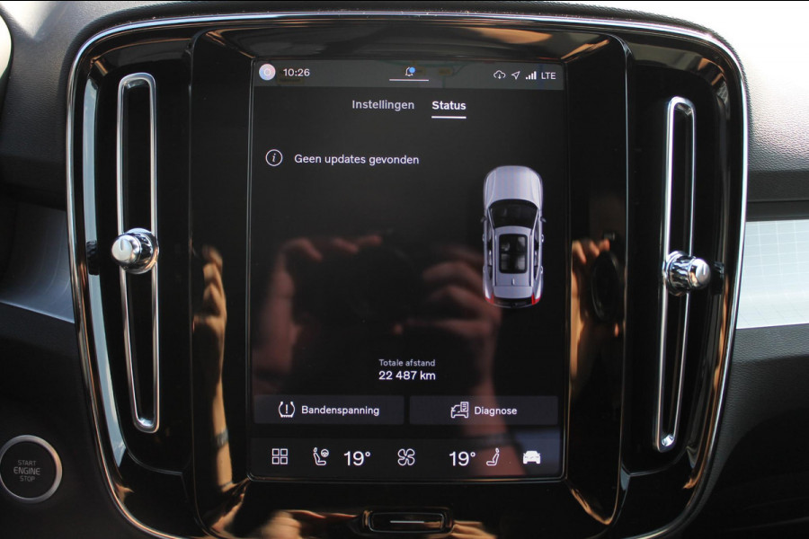 Volvo XC40 2.0 177PK Automaat Plus Black Edition Google infotainment / 20" lichtmetalen velgen / Getinte ramen vanaf de B-stijl / Verwarmbare zitplaatsen voor / Harman Kardon Audio installatie