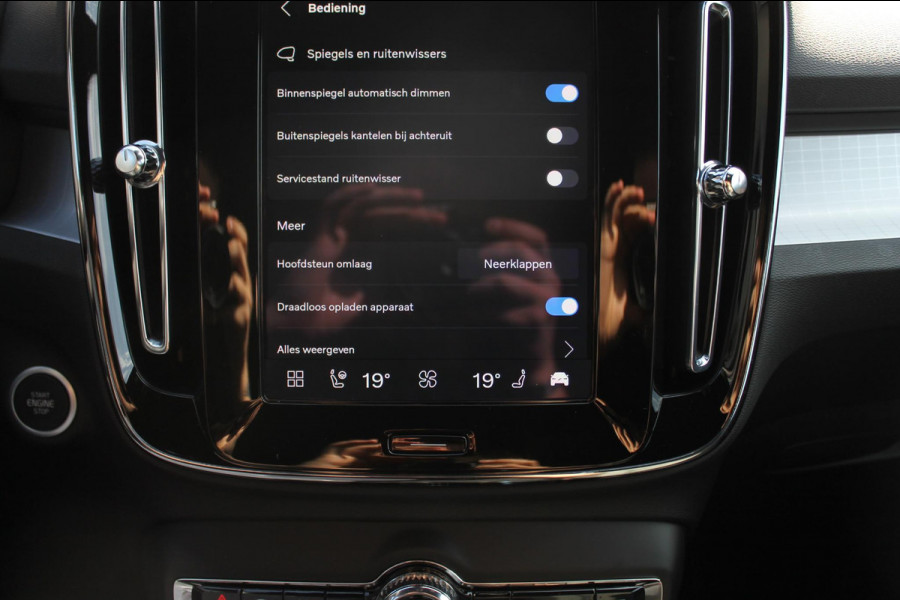 Volvo XC40 2.0 177PK Automaat Plus Black Edition Google infotainment / 20" lichtmetalen velgen / Getinte ramen vanaf de B-stijl / Verwarmbare zitplaatsen voor / Harman Kardon Audio installatie
