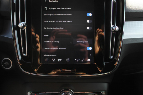 Volvo XC40 2.0 177PK Automaat Plus Black Edition Google infotainment / 20" lichtmetalen velgen / Getinte ramen vanaf de B-stijl / Verwarmbare zitplaatsen voor / Harman Kardon Audio installatie