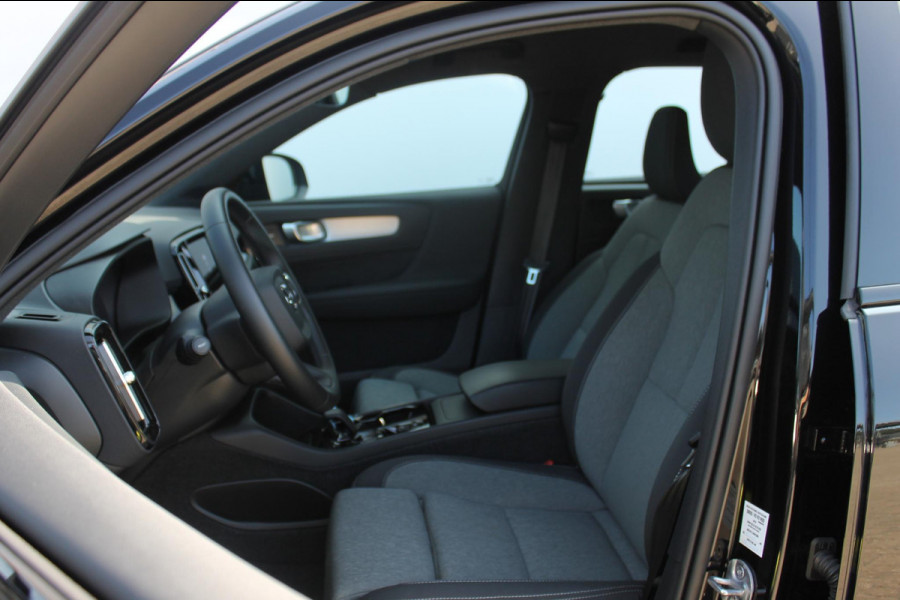 Volvo XC40 2.0 177PK Automaat Plus Black Edition Google infotainment / 20" lichtmetalen velgen / Getinte ramen vanaf de B-stijl / Verwarmbare zitplaatsen voor / Harman Kardon Audio installatie