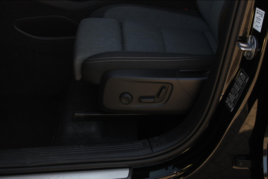 Volvo XC40 2.0 177PK Automaat Plus Black Edition Google infotainment / 20" lichtmetalen velgen / Getinte ramen vanaf de B-stijl / Verwarmbare zitplaatsen voor / Harman Kardon Audio installatie
