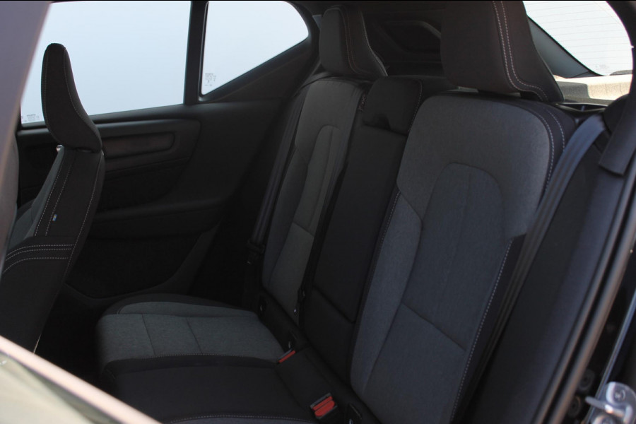 Volvo XC40 2.0 177PK Automaat Plus Black Edition Google infotainment / 20" lichtmetalen velgen / Getinte ramen vanaf de B-stijl / Verwarmbare zitplaatsen voor / Harman Kardon Audio installatie