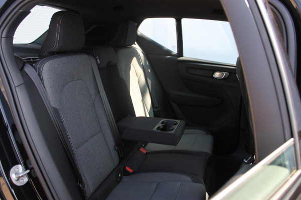 Volvo XC40 2.0 177PK Automaat Plus Black Edition Google infotainment / 20" lichtmetalen velgen / Getinte ramen vanaf de B-stijl / Verwarmbare zitplaatsen voor / Harman Kardon Audio installatie