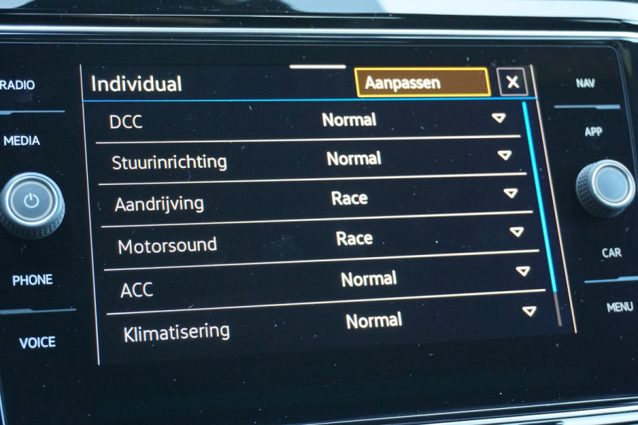 Volkswagen T-Roc 2.0 TSI 4Motion R *dealer onderhouden* + AKRAPOVIC / DCC / CAMERA / BEATS / ACC