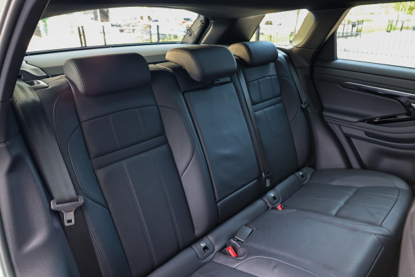Land Rover Range Rover Evoque 1.5 P300e AWD R-Dynamic SE | PANO | CAMERA | CARPLAY | ACC | ELEK KOFFERKLEP | ELEK STOELEN |