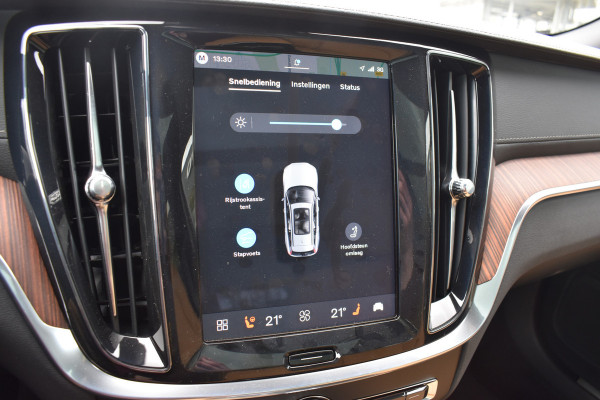 Volvo V60 T6 AWD 350PK Plug-in Hybrid Ultra Bright | Demo | BLIS | Stoelventilatie | Massage Stoelen | Panodak | 360 Camera | B&W |