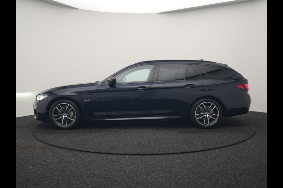BMW 5 Serie Touring 530e M Sport PHEV 293pk Dealer O.H. | Trekhaak Af Fabriek | Adaptive Cruise | Head Up | Laser LED | Harman / Kardon | Camera | Lederen Sportstoelen & Stuur Verwarmd | Sfeerverlichting | Keyless | Blis | Apple Carplay | DAB | 18"L.M | Plug In Hybrid |
