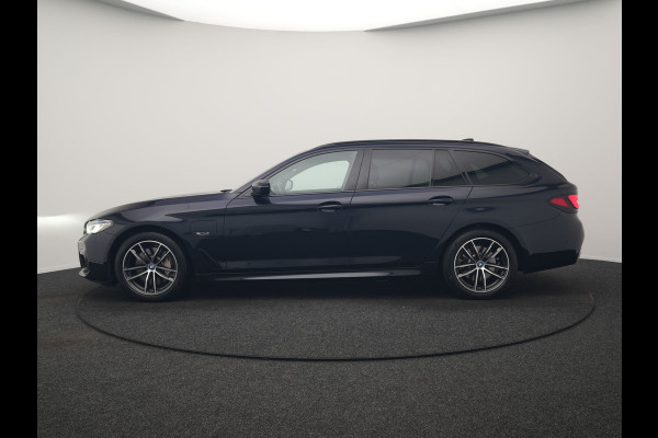 BMW 5 Serie Touring 530e M Sport PHEV 293pk Dealer O.H. | Trekhaak Af Fabriek | Adaptive Cruise | Head Up | Laser LED | Harman / Kardon | Camera | Lederen Sportstoelen & Stuur Verwarmd | Sfeerverlichting | Keyless | Blis | Apple Carplay | DAB | 18"L.M | Plug In Hybrid |