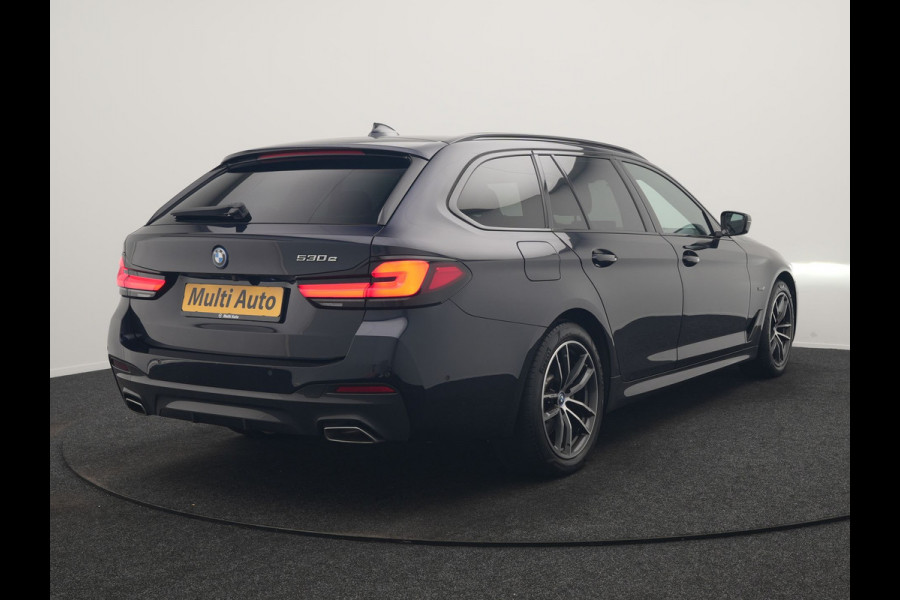 BMW 5 Serie Touring 530e M Sport PHEV 293pk Dealer O.H. | Trekhaak Af Fabriek | Adaptive Cruise | Head Up | Laser LED | Harman / Kardon | Camera | Lederen Sportstoelen & Stuur Verwarmd | Sfeerverlichting | Keyless | Blis | Apple Carplay | DAB | 18"L.M | Plug In Hybrid |