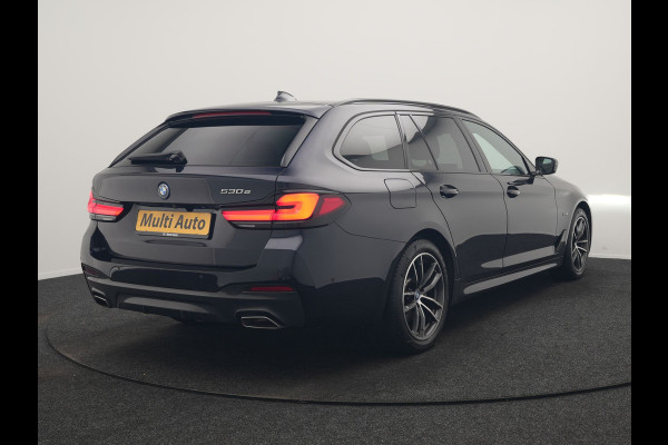 BMW 5 Serie Touring 530e M Sport PHEV 293pk Dealer O.H. | Trekhaak Af Fabriek | Adaptive Cruise | Head Up | Laser LED | Harman / Kardon | Camera | Lederen Sportstoelen & Stuur Verwarmd | Sfeerverlichting | Keyless | Blis | Apple Carplay | DAB | 18"L.M | Plug In Hybrid |