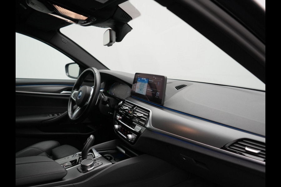 BMW 5 Serie Touring 530e M Sport PHEV 293pk Dealer O.H. | Trekhaak Af Fabriek | Adaptive Cruise | Head Up | Laser LED | Harman / Kardon | Camera | Lederen Sportstoelen & Stuur Verwarmd | Sfeerverlichting | Keyless | Blis | Apple Carplay | DAB | 18"L.M | Plug In Hybrid |