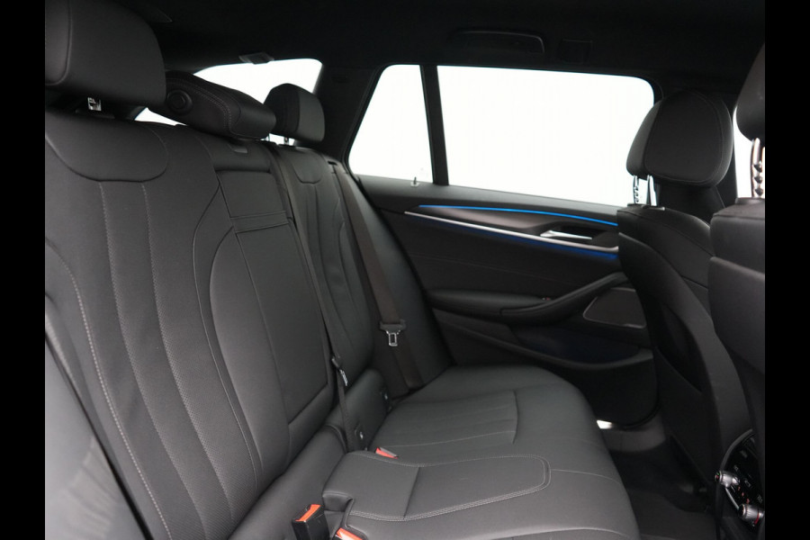 BMW 5 Serie Touring 530e M Sport PHEV 293pk Dealer O.H. | Trekhaak Af Fabriek | Adaptive Cruise | Head Up | Laser LED | Harman / Kardon | Camera | Lederen Sportstoelen & Stuur Verwarmd | Sfeerverlichting | Keyless | Blis | Apple Carplay | DAB | 18"L.M | Plug In Hybrid |