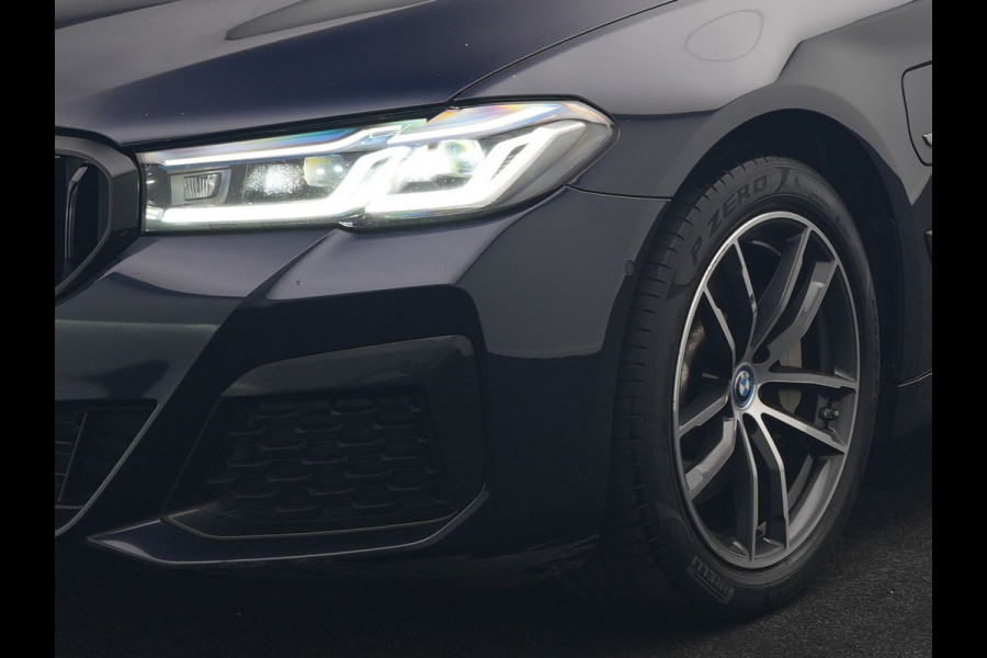 BMW 5 Serie Touring 530e M Sport PHEV 293pk Dealer O.H. | Trekhaak Af Fabriek | Adaptive Cruise | Head Up | Laser LED | Harman / Kardon | Camera | Lederen Sportstoelen & Stuur Verwarmd | Sfeerverlichting | Keyless | Blis | Apple Carplay | DAB | 18"L.M | Plug In Hybrid |
