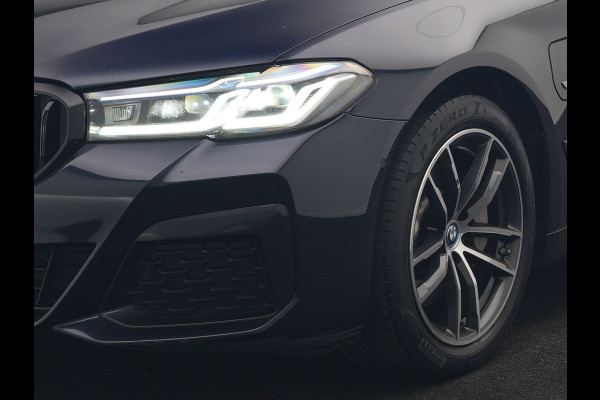 BMW 5 Serie Touring 530e M Sport PHEV 293pk Dealer O.H. | Trekhaak Af Fabriek | Adaptive Cruise | Head Up | Laser LED | Harman / Kardon | Camera | Lederen Sportstoelen & Stuur Verwarmd | Sfeerverlichting | Keyless | Blis | Apple Carplay | DAB | 18"L.M | Plug In Hybrid |