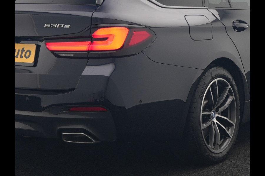 BMW 5 Serie Touring 530e M Sport PHEV 293pk Dealer O.H. | Trekhaak Af Fabriek | Adaptive Cruise | Head Up | Laser LED | Harman / Kardon | Camera | Lederen Sportstoelen & Stuur Verwarmd | Sfeerverlichting | Keyless | Blis | Apple Carplay | DAB | 18"L.M | Plug In Hybrid |