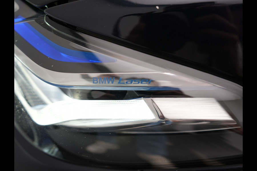 BMW 5 Serie Touring 530e M Sport PHEV 293pk Dealer O.H. | Trekhaak Af Fabriek | Adaptive Cruise | Head Up | Laser LED | Harman / Kardon | Camera | Lederen Sportstoelen & Stuur Verwarmd | Sfeerverlichting | Keyless | Blis | Apple Carplay | DAB | 18"L.M | Plug In Hybrid |