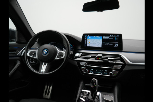 BMW 5 Serie Touring 530e M Sport PHEV 293pk Dealer O.H. | Trekhaak Af Fabriek | Adaptive Cruise | Head Up | Laser LED | Harman / Kardon | Camera | Lederen Sportstoelen & Stuur Verwarmd | Sfeerverlichting | Keyless | Blis | Apple Carplay | DAB | 18"L.M | Plug In Hybrid |