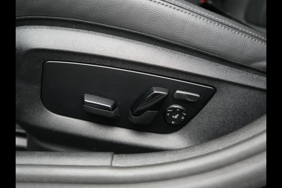 BMW 5 Serie Touring 530e M Sport PHEV 293pk Dealer O.H. | Trekhaak Af Fabriek | Adaptive Cruise | Head Up | Laser LED | Harman / Kardon | Camera | Lederen Sportstoelen & Stuur Verwarmd | Sfeerverlichting | Keyless | Blis | Apple Carplay | DAB | 18"L.M | Plug In Hybrid |