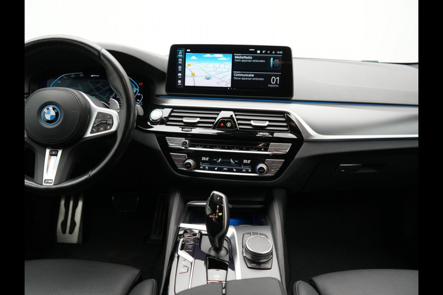 BMW 5 Serie Touring 530e M Sport PHEV 293pk Dealer O.H. | Trekhaak Af Fabriek | Adaptive Cruise | Head Up | Laser LED | Harman / Kardon | Camera | Lederen Sportstoelen & Stuur Verwarmd | Sfeerverlichting | Keyless | Blis | Apple Carplay | DAB | 18"L.M | Plug In Hybrid |
