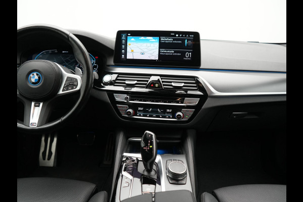 BMW 5 Serie Touring 530e M Sport PHEV 293pk Dealer O.H. | Trekhaak Af Fabriek | Adaptive Cruise | Head Up | Laser LED | Harman / Kardon | Camera | Lederen Sportstoelen & Stuur Verwarmd | Sfeerverlichting | Keyless | Blis | Apple Carplay | DAB | 18"L.M | Plug In Hybrid |