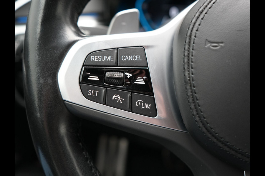 BMW 5 Serie Touring 530e M Sport PHEV 293pk Dealer O.H. | Trekhaak Af Fabriek | Adaptive Cruise | Head Up | Laser LED | Harman / Kardon | Camera | Lederen Sportstoelen & Stuur Verwarmd | Sfeerverlichting | Keyless | Blis | Apple Carplay | DAB | 18"L.M | Plug In Hybrid |