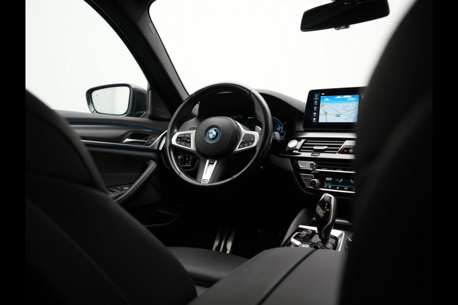 BMW 5 Serie Touring 530e M Sport PHEV 293pk Dealer O.H. | Trekhaak Af Fabriek | Adaptive Cruise | Head Up | Laser LED | Harman / Kardon | Camera | Lederen Sportstoelen & Stuur Verwarmd | Sfeerverlichting | Keyless | Blis | Apple Carplay | DAB | 18"L.M | Plug In Hybrid |