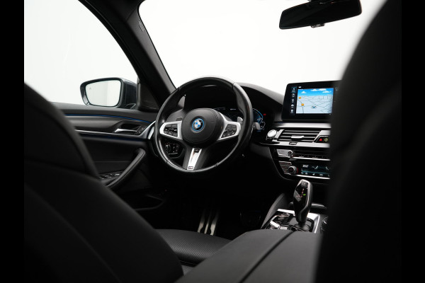 BMW 5 Serie Touring 530e M Sport PHEV 293pk Dealer O.H. | Trekhaak Af Fabriek | Adaptive Cruise | Head Up | Laser LED | Harman / Kardon | Camera | Lederen Sportstoelen & Stuur Verwarmd | Sfeerverlichting | Keyless | Blis | Apple Carplay | DAB | 18"L.M | Plug In Hybrid |