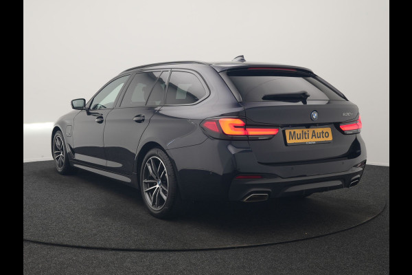 BMW 5 Serie Touring 530e M Sport PHEV 293pk Dealer O.H. | Trekhaak Af Fabriek | Adaptive Cruise | Head Up | Laser LED | Harman / Kardon | Camera | Lederen Sportstoelen & Stuur Verwarmd | Sfeerverlichting | Keyless | Blis | Apple Carplay | DAB | 18"L.M | Plug In Hybrid |